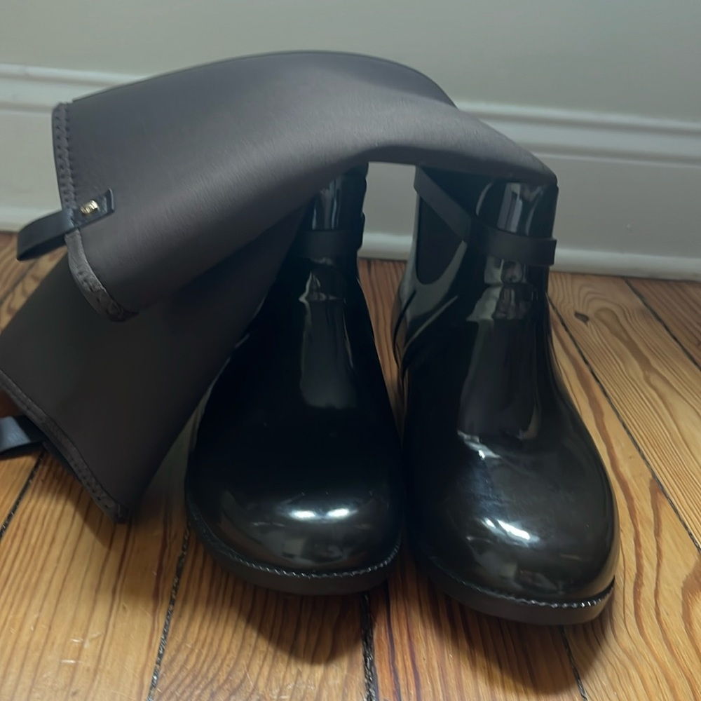 Brown rain boots- rubber bottom, soft top.